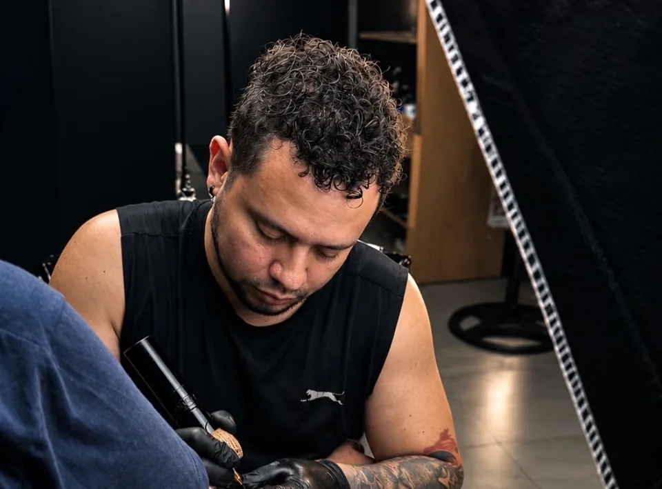 Alejo tatuando en su estudio de Castellón