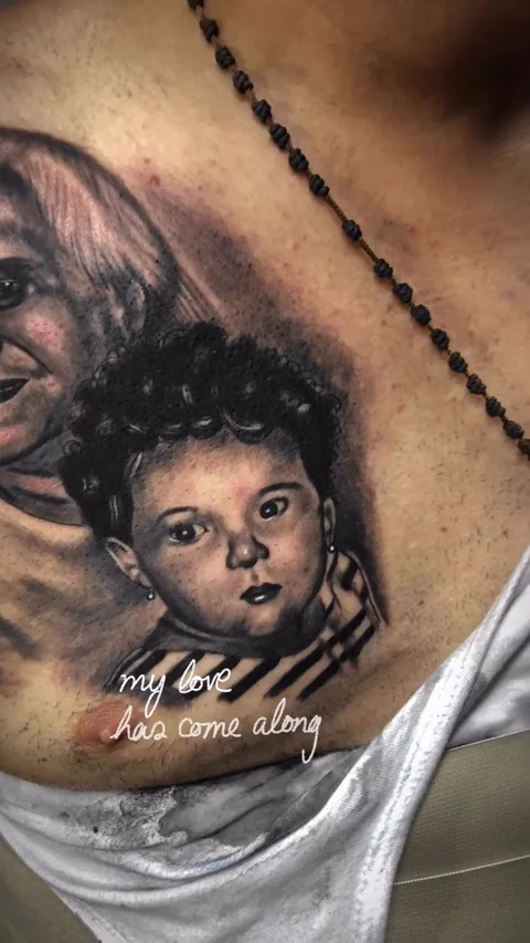 Tatuaje de retrato de bebé en pecho, realismo