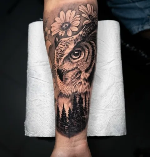 Tatuaje de búho y flor en antebrazo, realismo