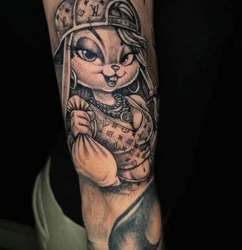 Tatuaje de personaje con estilo en antebrazo, realismo