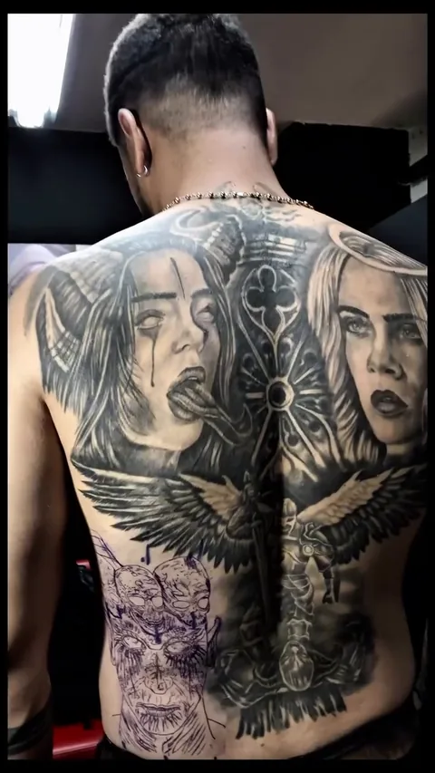 Tatuaje de dos retratos, espalda en espalda, realismo