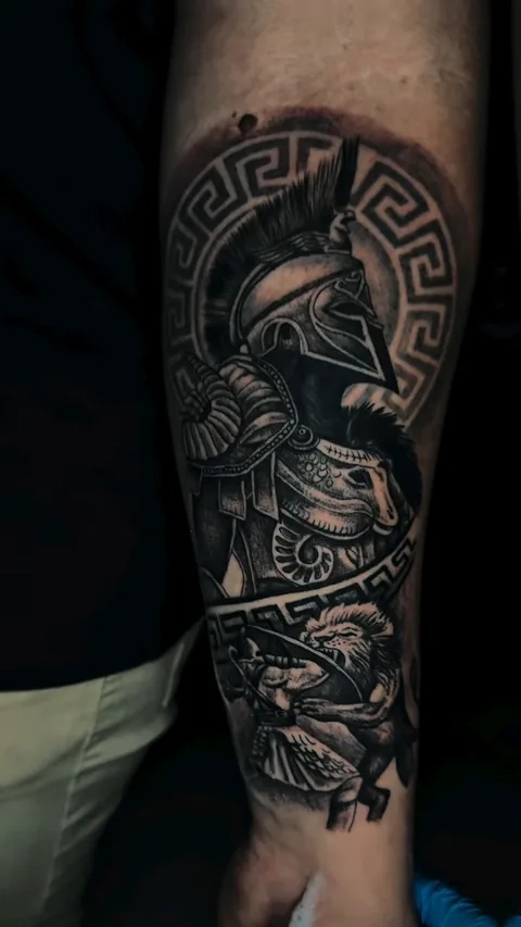 Tatuaje de espartano en antebrazo, realismo