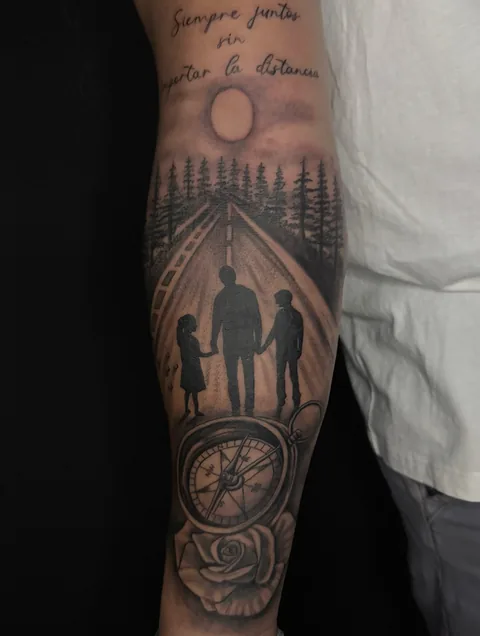 Tatuaje de familia en el camino en antebrazo, realismo