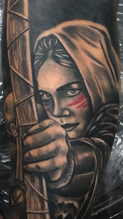 Tatuaje de guerrera indígena en antebrazo, realismo
