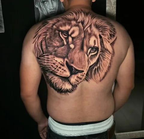 Tatuaje de león, espalda en espalda, realismo