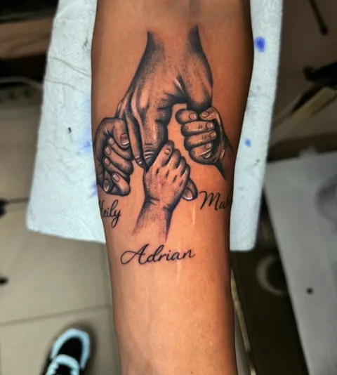 Tatuaje de manos de la familia en antebrazo, realismo