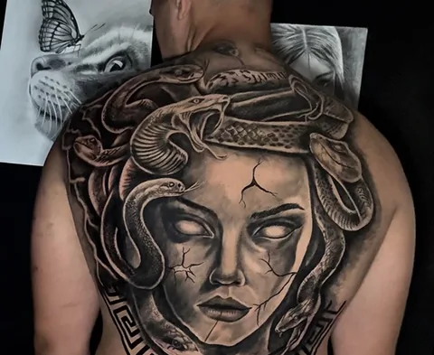 Tatuaje de medusa, espalda completa en espalda, realismo