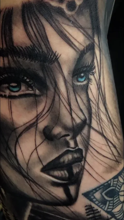 Tatuaje de retrato de mujer en manga interior, realismo